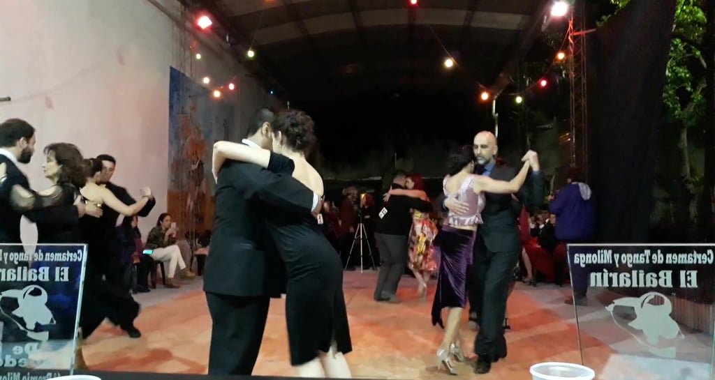 Pareja bailando tango en Boedo